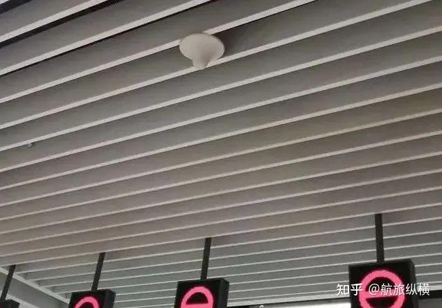 Antena de techo para estaci&oacute;n de metro.