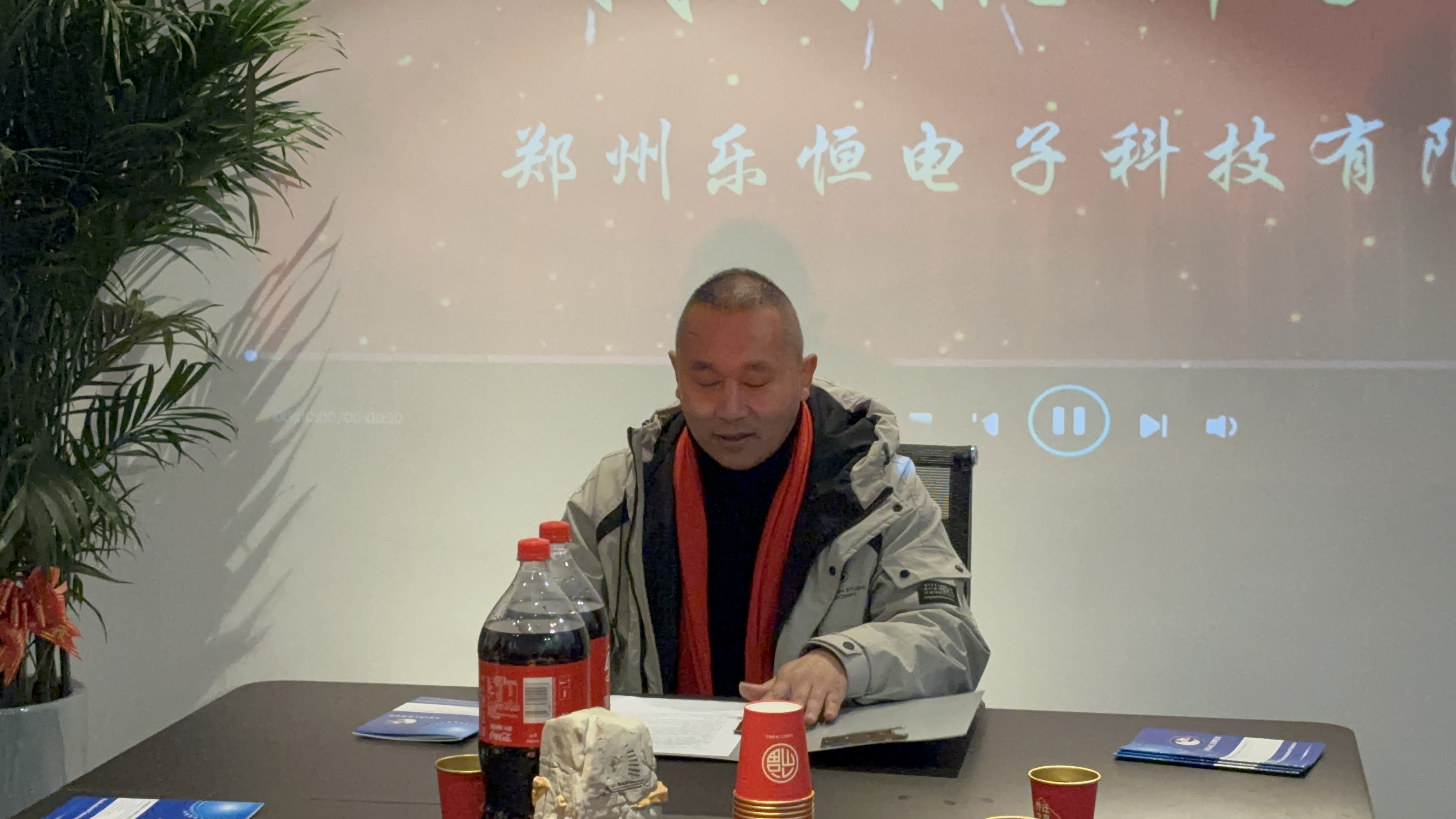 El director general Geng pronunci&oacute; un discurso.